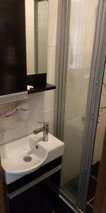 A bathroom at Seahouse Suites