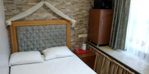 A bed or beds in a room at Seahouse Suites
