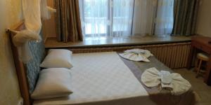 A bed or beds in a room at Seahouse Suites