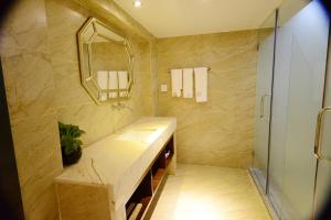Phòng tắm tại Shenzhen Mint Apartment