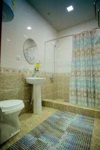 y baño con aseo, lavabo y ducha. en Khalima, en Bukhara