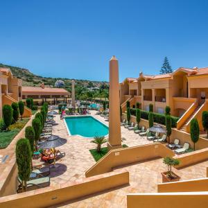 Výhled na bazén z ubytování Luz Beach Luxury Apartment nebo okolí