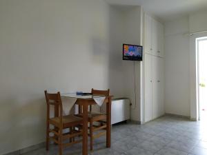 TV a/nebo společenská místnost v ubytování Makinia Beach