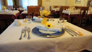 un tavolo con un piatto con un girasole di Hotel ai Tre Ponti - Dolomiti a Fiera di Primiero