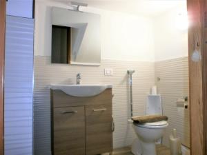 La salle de bains est pourvue d'un lavabo et de toilettes. dans l'établissement Casa Vacanze Triscele, à Ispica