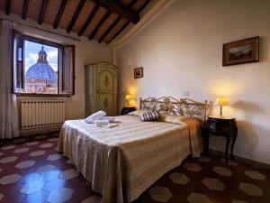 ein Schlafzimmer mit einem großen Bett und einem Fenster in der Unterkunft B&B Dei Rossi in Siena