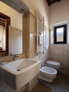 a bathroom with a sink and a tub and a toilet at B&B Dei Rossi in Siena