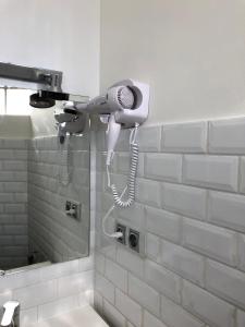 - Baño con secador de pelo en la pared en appartement vue mer, en Cannes