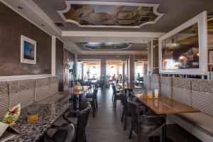 un ristorante con tavoli, sedie e soffitto di Dali a Città di Zante