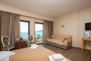 ein Hotelzimmer mit 2 Betten und einem Balkon in der Unterkunft Dali in Zakynthos
