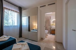 Schlafzimmer mit einem Bad mit WC und Waschbecken in der Unterkunft Villa ELGAR in Ostuni + 33 Fotos