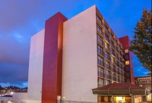 ein großes Gebäude in Rot und Weiß in der Unterkunft Red Lion Inn & Suites Olympia, Governor Hotel in Olympia