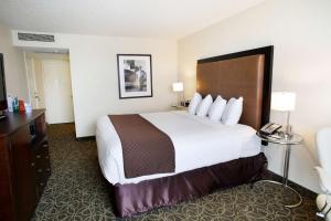 Кровать или кровати в номере Red Lion Inn & Suites Olympia, Governor Hotel