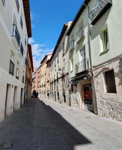 una strada vuota in una città con edifici di Corazón Gótico VUT-09-201 a Burgos