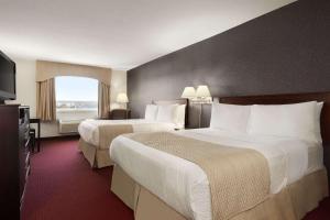 Postel nebo postele na pokoji v ubytování Days Inn & Suites by Wyndham Brandon
