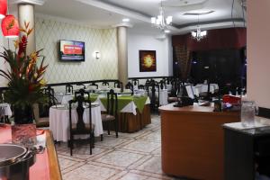 - un restaurant avec des tables et des chaises dans une salle dans l'établissement Hotel Puerta del Sol, à David