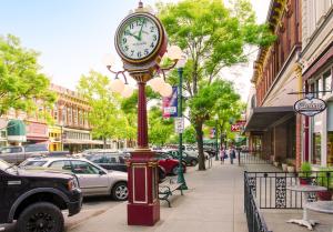 a clock on a pole on a city street at Marcus Whitman Hotel and Conference Center in Walla Walla