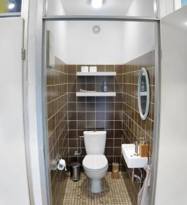een badkamer met een toilet en een wastafel bij Isola Bella Blankenberge in Blankenberge
