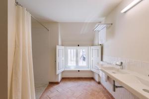 Vonios kambarys apgyvendinimo įstaigoje Travassos 11