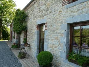 ein Backsteingebäude mit einem Seitenfenster in der Unterkunft B&B Aux Gaietés de la Sabotière in Seloignes