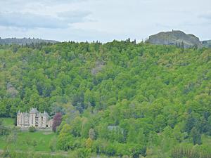 ein altes Herrenhaus mitten im Wald in der Unterkunft Mas du Cresponnet in Murat