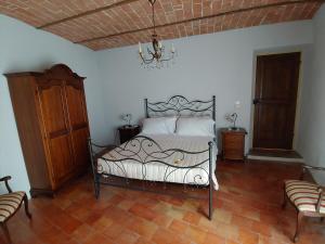 Postel nebo postele na pokoji v ubytování Castello di Fagnano -Albergo Diffuso & SPA
