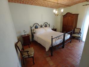 Un pat sau paturi într-o cameră la Castello di Fagnano -Albergo Diffuso & SPA