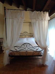 Postel nebo postele na pokoji v ubytování Castello di Fagnano -Albergo Diffuso & SPA