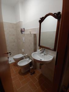 Koupelna v ubytování Castello di Fagnano -Albergo Diffuso & SPA