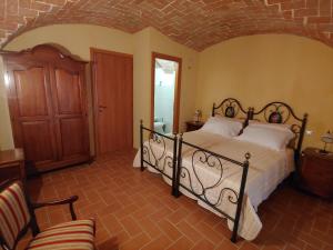 Postel nebo postele na pokoji v ubytování Castello di Fagnano -Albergo Diffuso & SPA