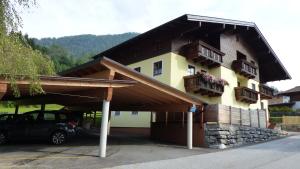 budynek z parkingiem w obiekcie Appartement Philips w mieście Flachau