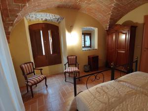 Postel nebo postele na pokoji v ubytování Castello di Fagnano -Albergo Diffuso & SPA