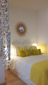 塞辛布拉的住宿－Refúgio de Zimbra，一间卧室配有一张带黄色枕头和镜子的床