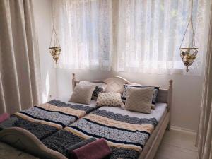 Cama ou camas em um quarto em Golden Pearl - jacuzzi top center luxury apartment