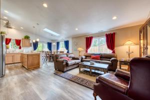 a living room with couches and a kitchen at The Captain's Quarters in Rockaway Beach