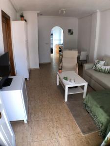 sala de estar con sofá y mesa en Casa Vromans Bajo, en Torrevieja