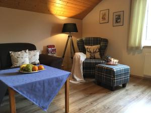 a living room with a table with a plate of fruit on it at Ferienwohnung Haus Friederike ab 6 Übernachtungen, inclusive Meine Card Plus in Willingen