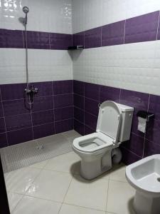 Kamar mandi di apartement 5 residence oulad touimi