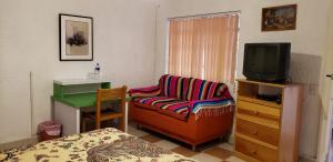 Televisyen dan/atau pusat hiburan di Anys Hostal