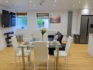 a dining room with a table and chairs at Spacious 2-bed apartment in central Kingston near Richmond Park in Kingston upon Thames