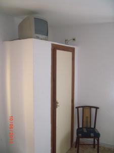 a room with a tv on top of a wall at Pensión Santa Marta in Calatayud