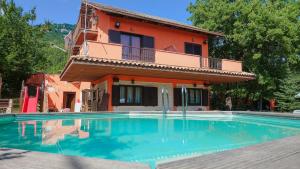 een huis met een zwembad voor een huis bij Villa Maria Pia in Montebello di Bertona