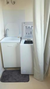 - un lave-linge et un sèche-linge blancs dans une cuisine avec rideau dans l'établissement Casa Carmela, à Ceglie Messapica