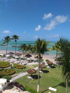 - un complexe avec des chaises longues, des parasols et la plage dans l'établissement Apartamentos Hotel Marinas, à Tamandaré