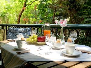 アテネにあるA2 Cute Vouliagmeni Apt in a Unique Spotの食べ物、飲み物、フルーツを用意したテーブル