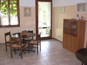 a kitchen and dining room with a table and chairs at Dreon B&B in Portogruaro