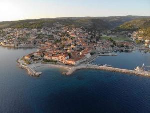 an aerial view of a small island in the water at Studio apartment Matoni in Postira