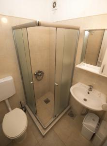 Vonios kambarys apgyvendinimo įstaigoje VIK Apartments