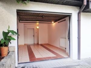 an open garage door with a ceiling at Familijny Apartament z Garażem in Legnica