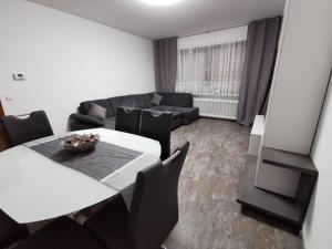 uma sala de estar com uma mesa e um sofá em 3 Zimmer Wohnung Köln-Hürth em Fischenich